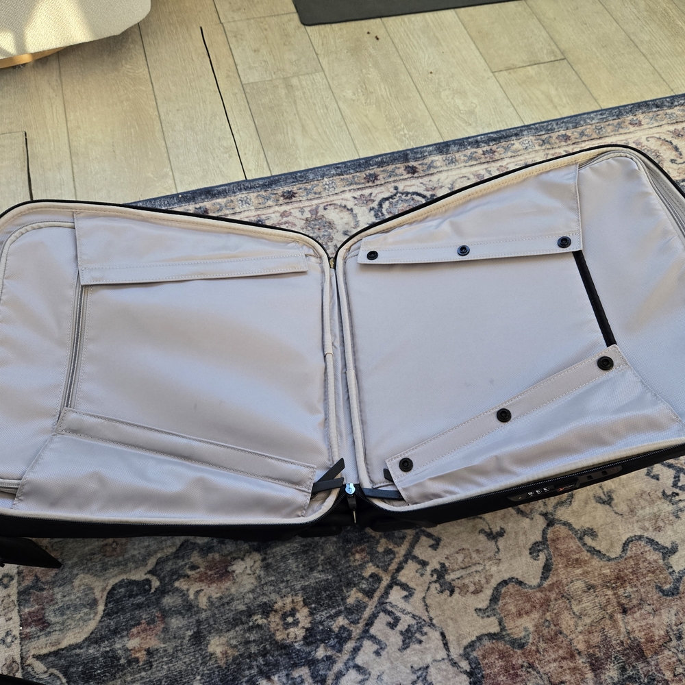 Tumi Sleek Black Laptop Bag - Picture 9 of 11